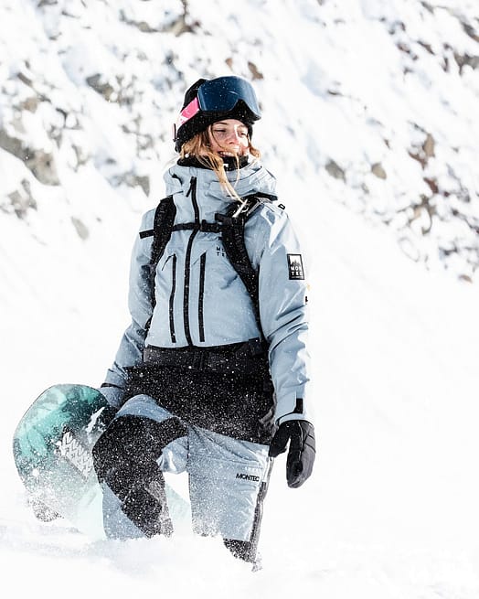 Customer @sarah_bacher_ in Montec Moss W Snowboard Jacket Women Soft Blue/Black