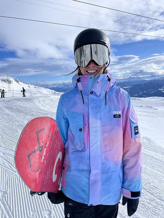 Client @irinaruegg dans Dope Adept W Veste Snowboard Femme Dawn