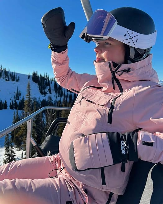 Customer @juliavanpoecke in Dope Akin W Snowboard Jacket Women Soft Pink