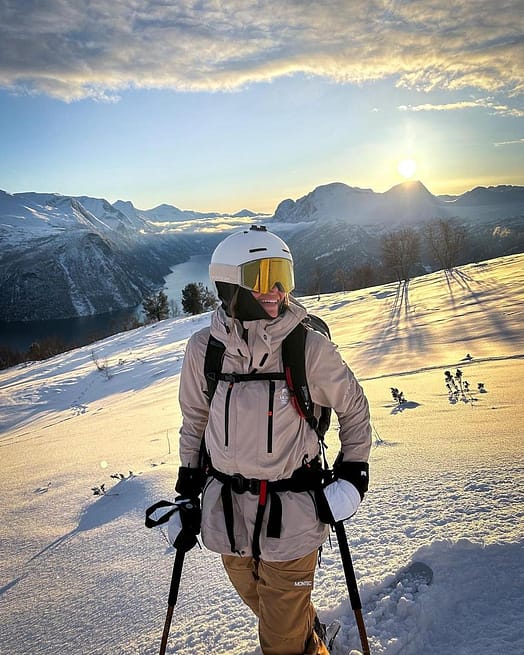 Customer @vickanwahlen in Montec Fawk W Snowboard Jacket Women Sand