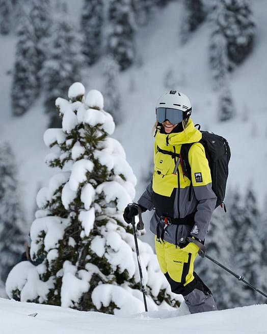 Customer @vickanwahlen in Montec Fawk W Snowboard Pants Women Bright Yellow/Black/Light Pearl