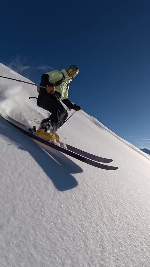 Customer @felixwiemers in Montec Arch Snowboard Jacket Men Faded Neon/Black