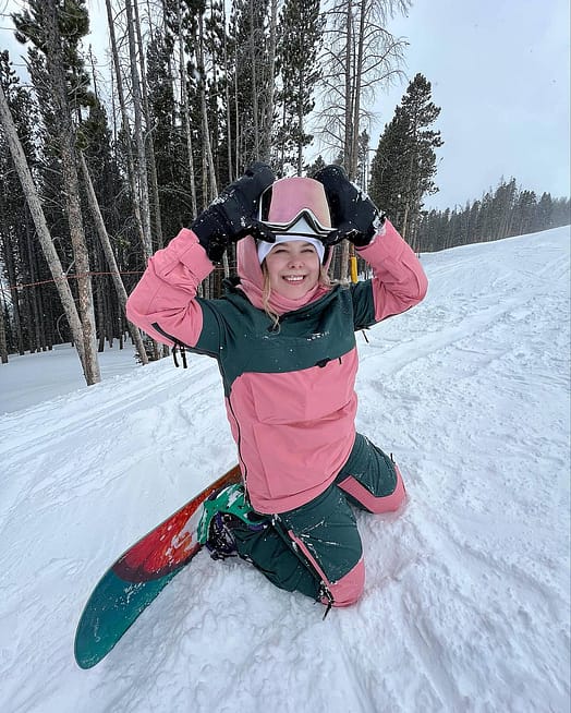 Cliente @tesahargis en Montec Dune W 2021 Chaqueta Snowboard Mujer Dark Atlantic/Pink