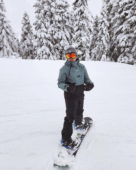 Customer @adamangeless in Montec Doom 2020 Snowboard Jacket Men Atlantic/Black