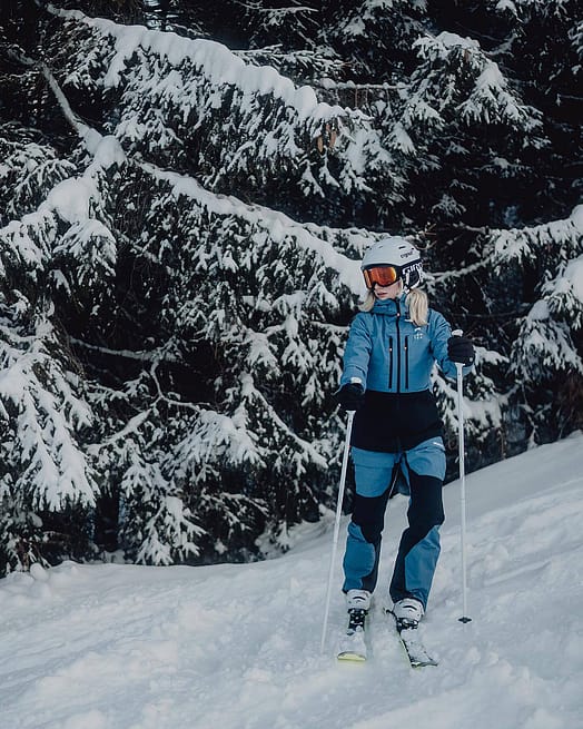 Customer @leonie.purgar in Montec Fawk W Snowboard Pants Women Blue Steel/Black