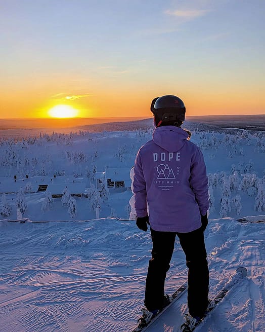 Customer @haaviojasmin in Dope Yeti W 2022 Snowboard Jacket Women Summit Faded Violet