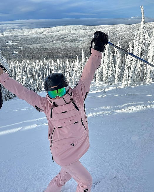 Customer @chloeydesforge in Dope Akin W Snowboard Jacket Women Soft Pink