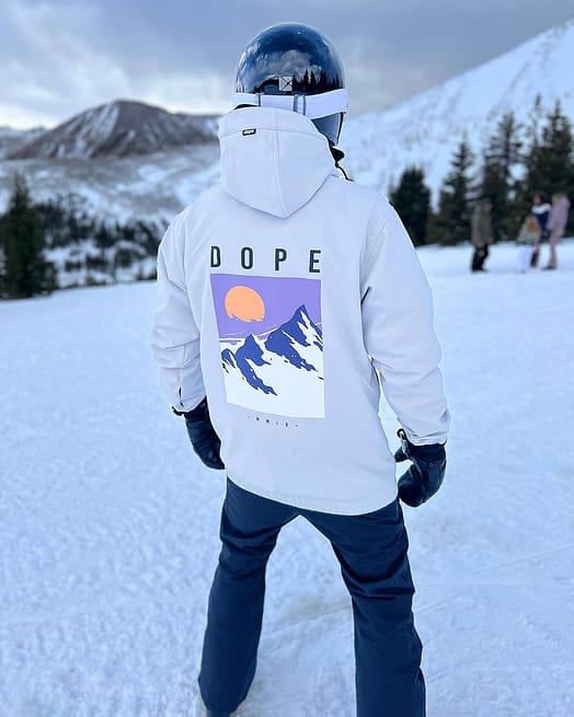 Customer @kramer_cunningham in Dope Yeti 2022 Snowboard Jacket Men Peak Light Grey