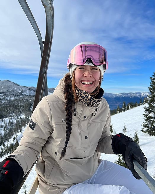 Client @amandamatsui.fit dans Dope Puffer W 23 Veste Snowboard Femme Sand