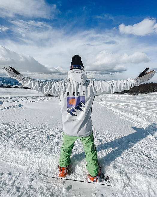 Customer @andredalo in Dope Yeti 2022 Snowboard Jacket Men Peak Light Grey