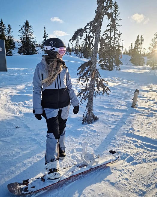 Cliente @kirstyellenmurfin93 in Montec Moss W Giacca Snowboard Donna Soft Blue/Black