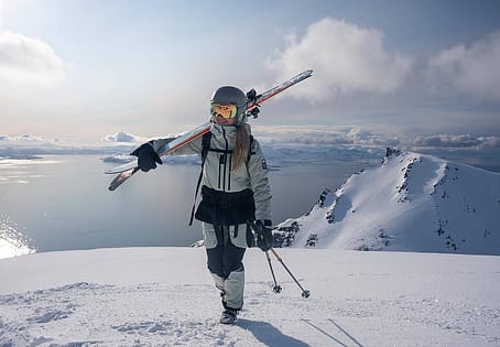 Customer @lottawiemers in Montec Moss W Snowboard Jacket Women Soft Green/Black