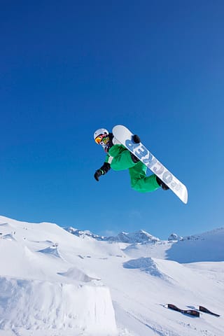 adelboden-snowboarder-im-gran-masta-park