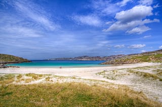 De oude molen en het strand van Achmelvich