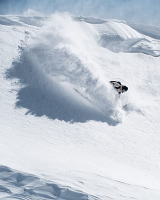 Wie unterscheidet sich Tiefschneefahren von Skifahren auf der Piste?