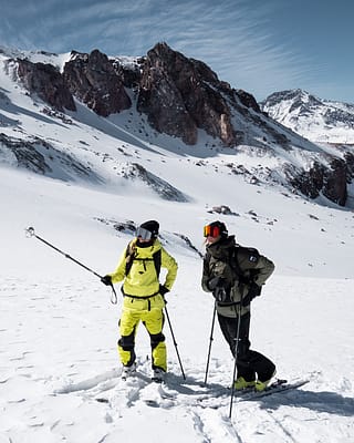 What should you not wear while skiing?